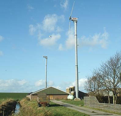 Windturbines bij boerderij.
